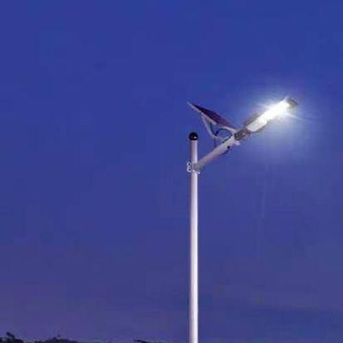 男子夜举火把充电，太阳能板LED灯亮起新奇迹