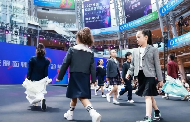 名校羽绒服量产引热议：学府跨界创新，教育新风尚？