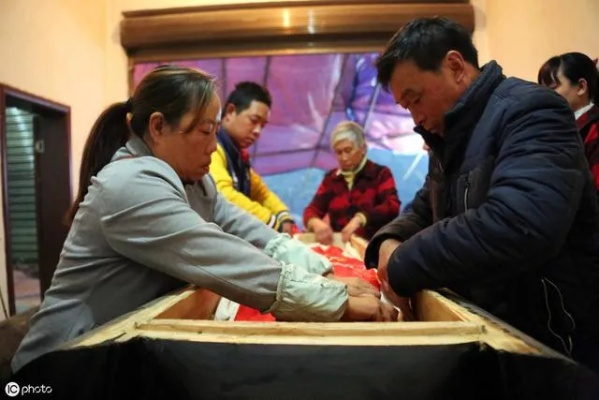 网友齐聚助老奶奶喜丧，创新方式传承孝道温情