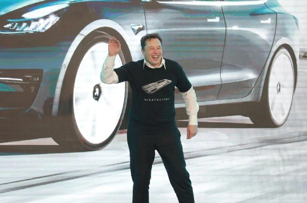 马斯克亲测Robotaxi：无安全员体验“完美驾驭”革新出行