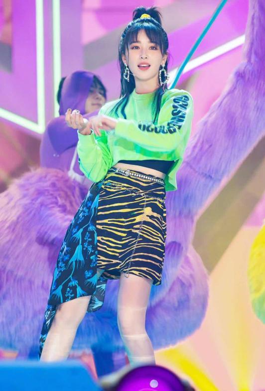 林志玲51岁挑战女团舞，啦啦队服秀新风采，永敢尝试展魅力