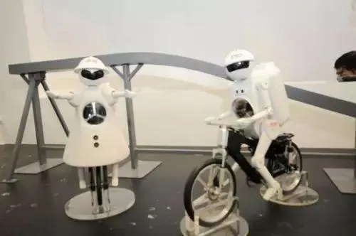 全球最小自主机器人诞生：盐粒大小，成本仅需一美分，科技革新！