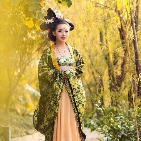 广州萤火虫展《棕色尘埃2》亮相，兔娘Coser惊艳助阵引关注