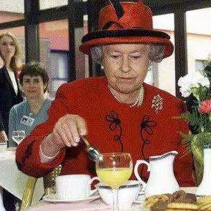 英国街头现中国烧烤摊，女子独霸美食界生意火爆引热议