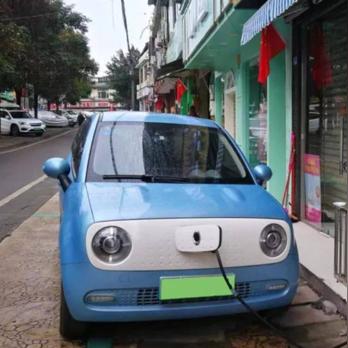 长期充电至满电伤电池，夜间充电需谨慎，延长电池寿命新策略