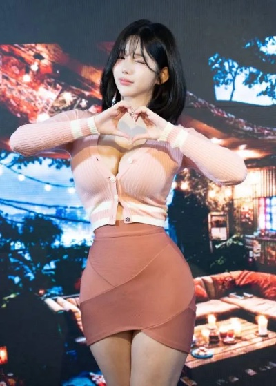 《剑星》新体模尹雪花亮相C107：惊艳发布美图，邀粉丝偶遇体验新风尚