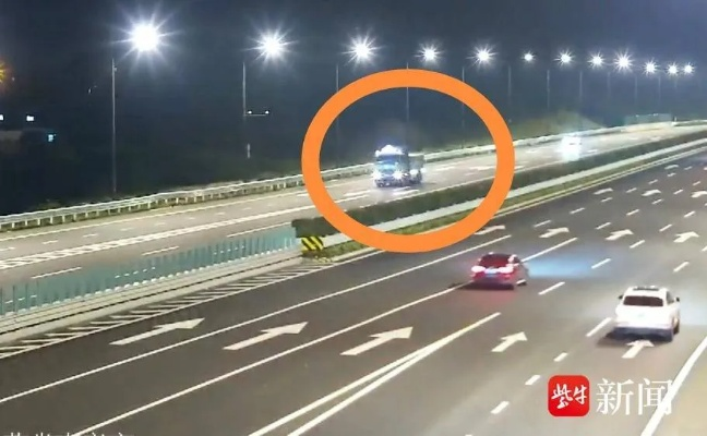 货车司机高速应急车道停玩，警笛难唤沉迷新科技