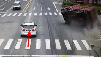 轿车侧翻奇迹生还，司机车内淡定游戏取暖：暖意盎然新体验