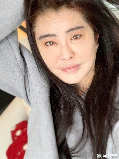 58岁王祖贤自拍亮相贴吧，穿搭时尚尽显青春魅力！