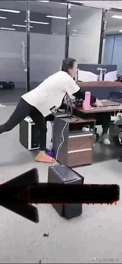 暴躁姐怒砸电脑引热议，男友懊悔补救新招频出