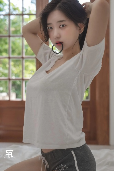 玉足纤细腰肢，申才恩手握神秘，剑星体模美照鉴赏