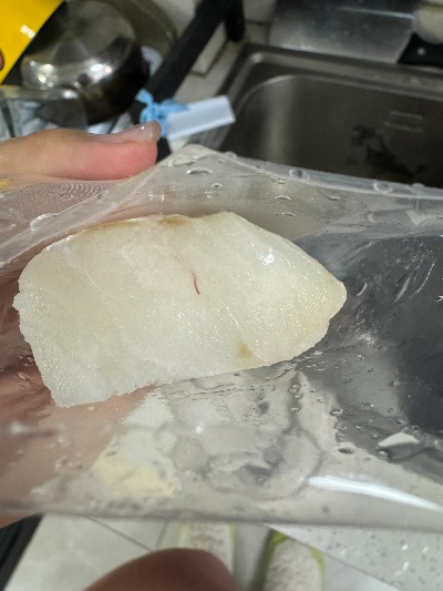 山姆鳕鱼片现血色异物引关注，支持退货退款保障消费者权益