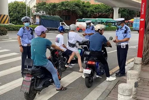 电动车冒黑烟引路人惊呼，车主自述：改装柴暖惹祸端