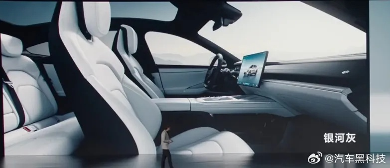 小米SU7内饰首曝！雷军点赞氛围灯，科技美学新体验