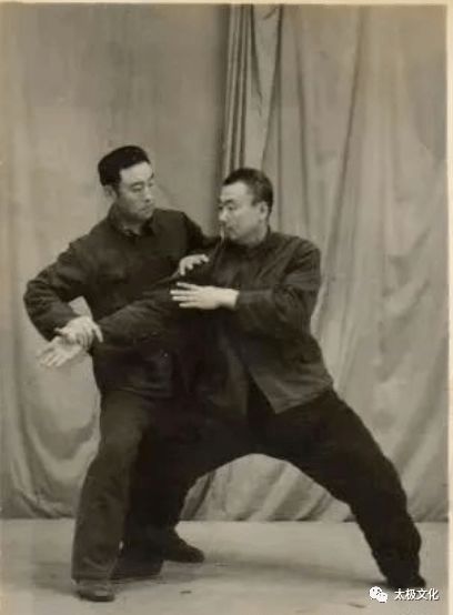 女婿技艺高超，岳父游戏搭档，手搓雕像心意浓