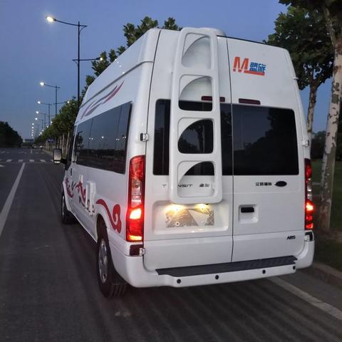 空调缺电引冲突，网约车司机乘客街头暴力对峙