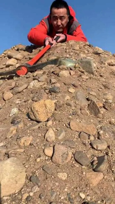 郑州挖玉热潮！男子免费挖出价值3000元美玉引关注