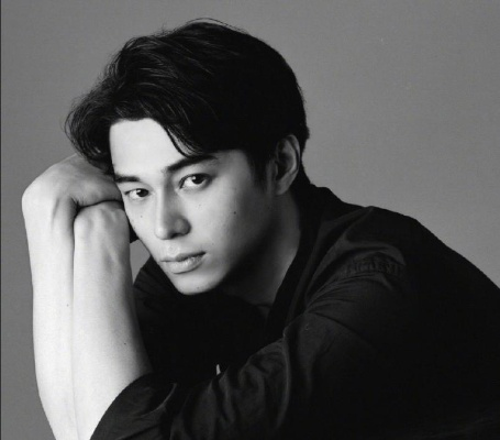 东出昌大造型揭秘：时尚挑染黑裙唇色新潮流