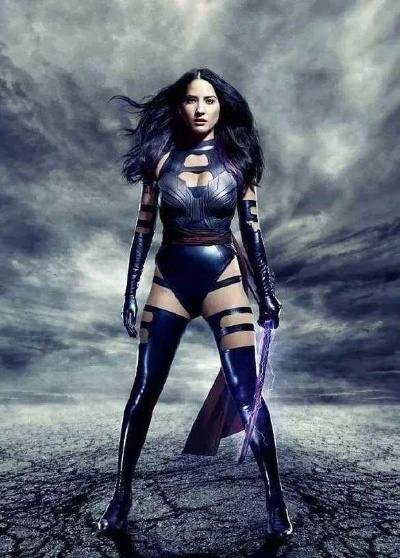 卡拉战衣新亮相，少女一笑展英姿