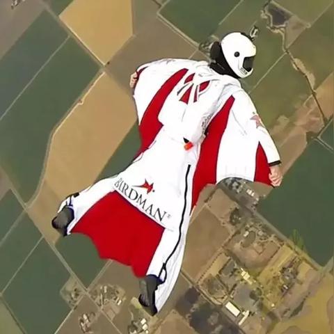 翼装飞行悲剧瞬间：不到10秒撞击岩石，数十人目击见证惊险瞬间