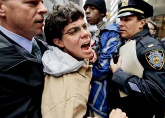 恶霸托比总统令：狗仔挨打合法化惊爆内幕