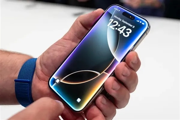 苹果20周年iPhone大揭秘：直曲双面玻璃，视觉魔术新体验