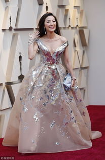 星光闪耀红毯秀，石头姐白裙惊艳亮相，身材曲线尽展风采