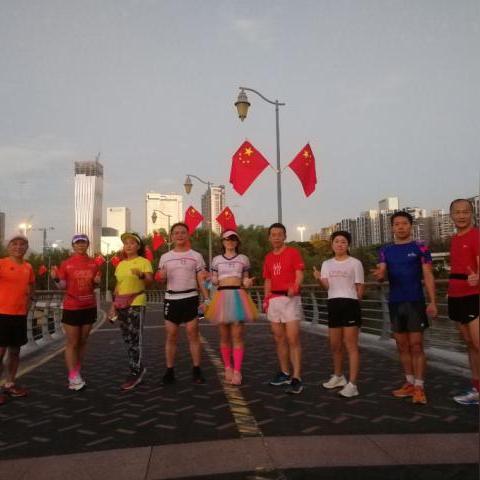 《无畏契约》套装剖析：胧夜月华性价比解析，揭秘购买价值！