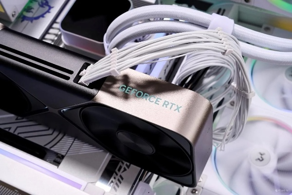 NVIDIA DLSS 4.5发布引热议，网友购RTX 5080遇坑，真相揭晓！