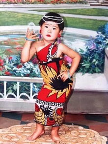 童年女神惊艳翻阅写真集，囧态百出笑翻天！