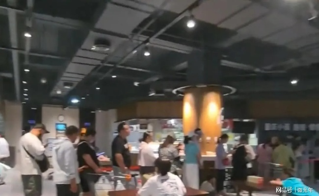 顾客逛胖东来打碎盘子引道歉，当事人泪目：胖东来服务新高度