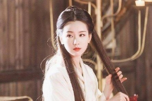 陈都灵《剑来》惊艳亮相，路透美裙仙气缭绕，清冷气质独领风骚