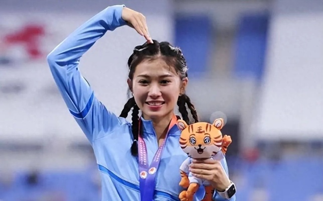 吴艳妮长发回归热搜，随歌舞动心情佳，新歌热舞价值飙升