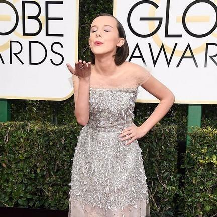 金球奖红毯首秀孕肚，女鹰眼自信微笑闪耀全场