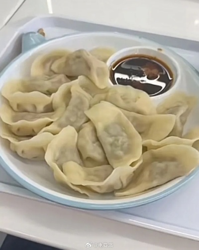 刘强东母亲常驻京东食堂煮饺子，饺子情谊温暖人心