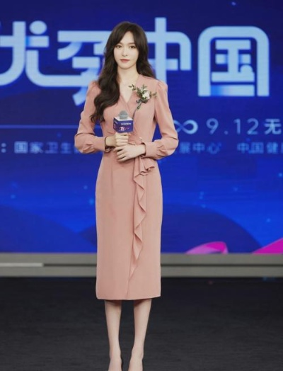 42岁唐嫣粉色套装惊艳亮相，曼妙身姿展现新风采