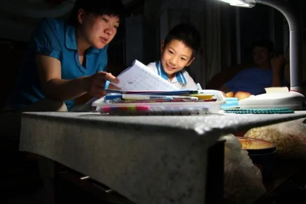 家长共鸣：诊断意义失色，深夜代娃作业成普遍现象