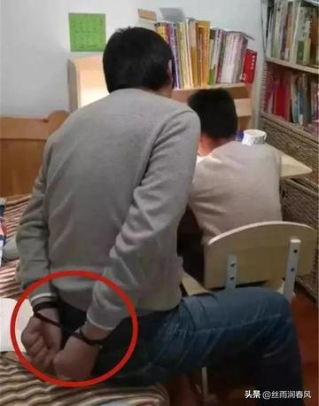 父亲怒锤桌桌手骨折，揭秘辅导作业背后的惊人真相