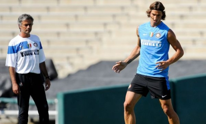 球星伊布训练突发尴尬：忍尿不成，裤子告急！