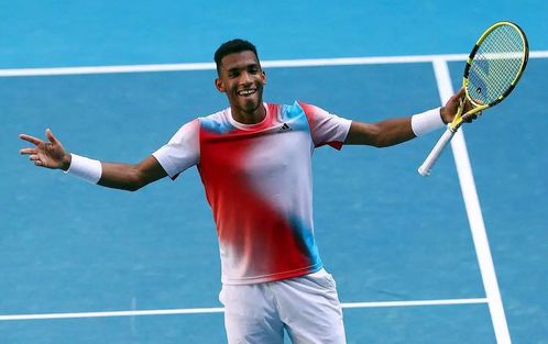 周杰伦澳网现场狂签，粉丝见证一轮游传奇新篇章