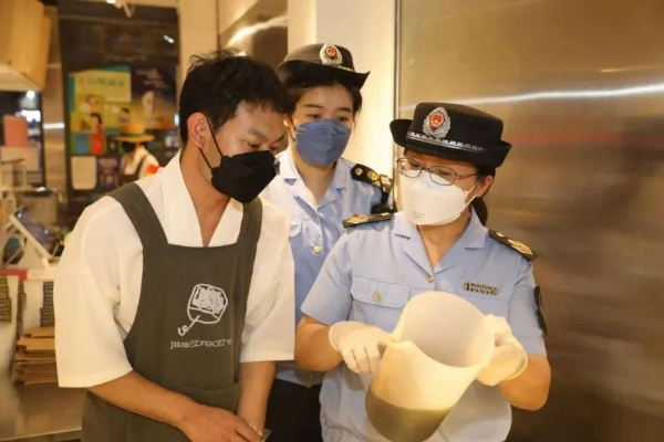 直播严查！13类问题食品速举报，守护舌尖安全不容忽视