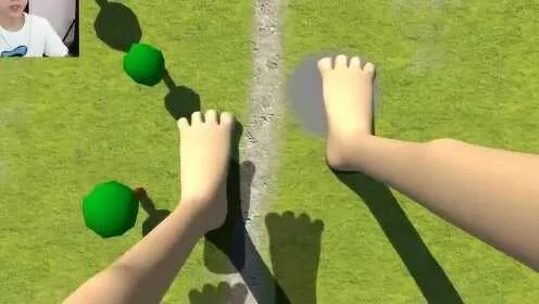 女巨人战斗萌态跌倒揭秘，可爱瞬间引关注