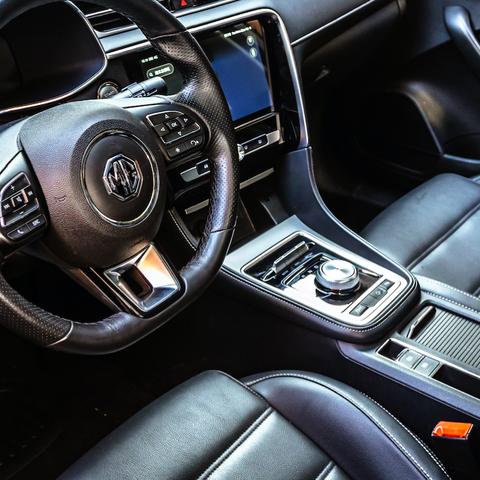 中国新能源领先全球，美国差距令人惋惜，创新价值闪耀瞩目