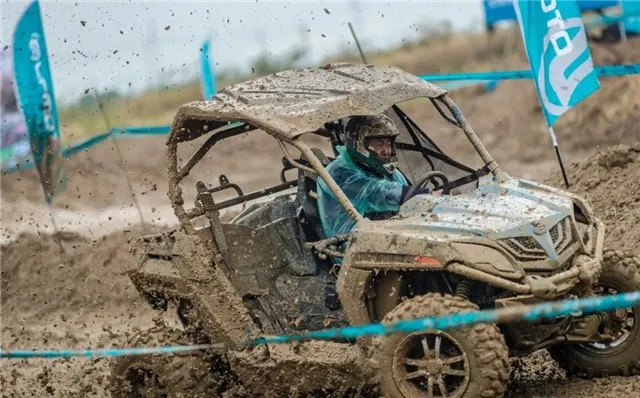 泥潭越野狂欢：东来驾车冲浪，泥浆沾身乐趣无穷