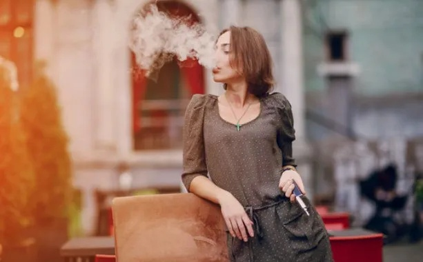 张歆艺吸电子烟画面曝光，环保新风尚引热议