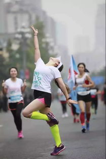 重庆马拉松悲剧：距终点两百米选手离世，主办方回应引关注