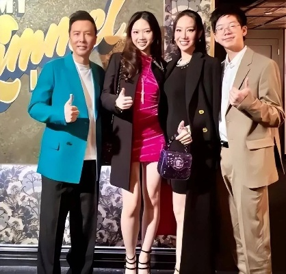 甄子丹22岁女儿惊艳亮相，吊带短裙长靴演绎熟女风