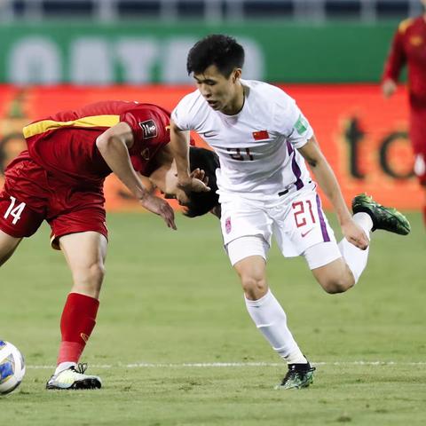 国足惨败越南，球员泪跪致歉，106万大奖成泡影！