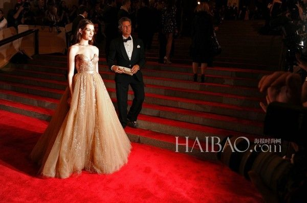 安妮海瑟薇深情告白：华伦天奴婚纱定制背后的故事