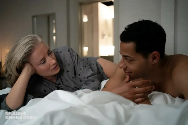 热辣揭密：女星男友大尺度广告，激情演绎新风尚